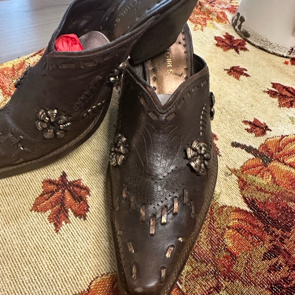 Beautiful BCBG leather mules size 6 1/2 great condition - Picture 3 of 3